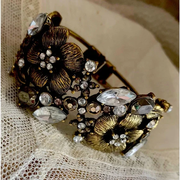 Elegant Antiqued Gold & Rhinestone Floral Clasp Bracelet Women’s Jewelry - Picture 3 of 11